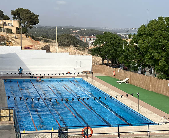 PISCINA EXTERIOR AMB GENT I SENSE GRADA 